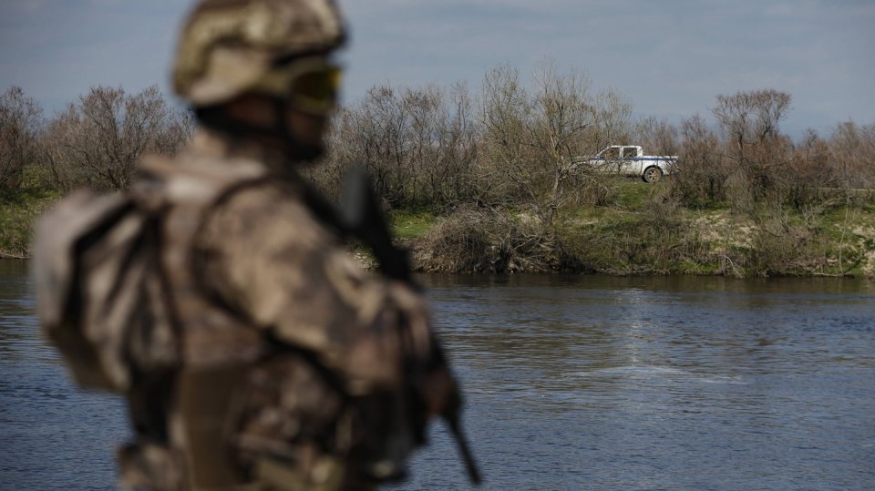 Turecký voják sleduje na druhé straně pohyb řeckého vojenského vozidla